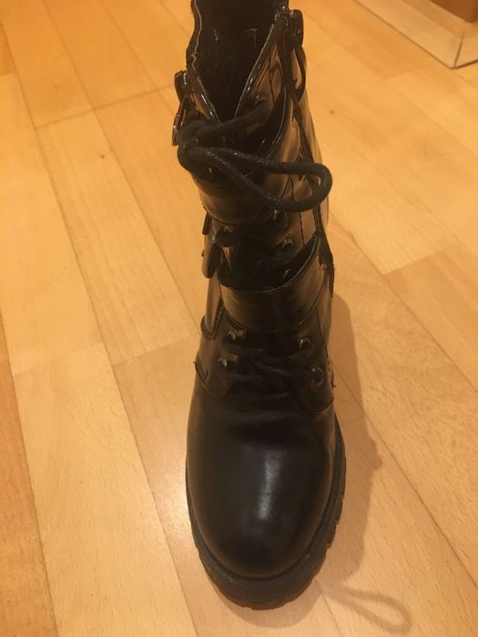 Botins em vernis core preto