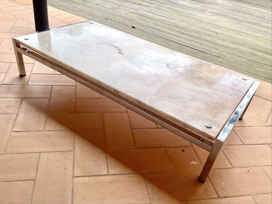 Mesa baixa com tampo de mármore.