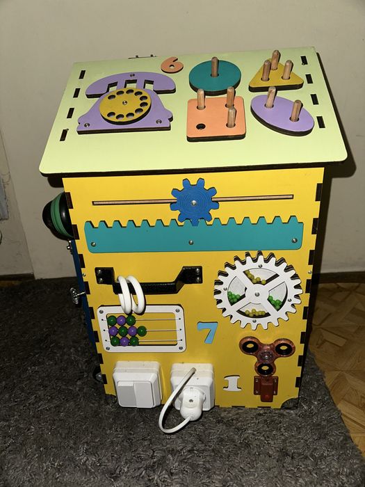 Drewniany domek sensoryczny Busy Board – duzy, stan idealny