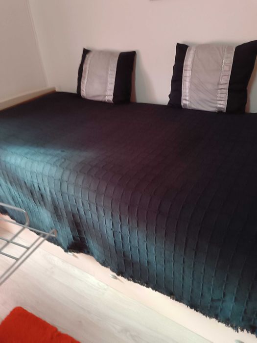 Cama de solteiro com estante