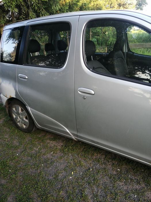 Sprzedam drzwi przód i tył do Toyoty yaris