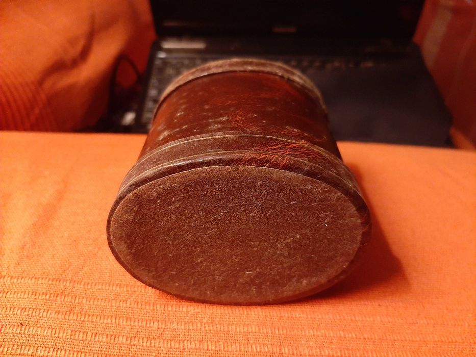 Três Porta canetas antigos em couro,  pele. e plástico duro.novos..