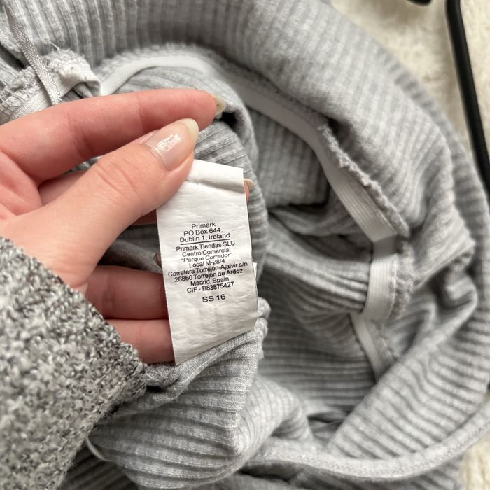 Seksowny wygodny materiałowy szary kombinezon na ramiączka