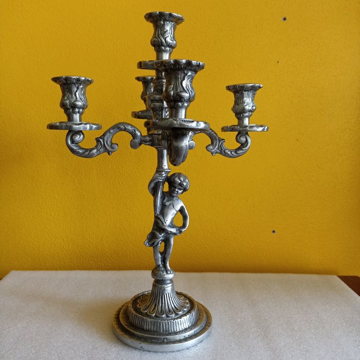 Par de candelabros 5 lumes em estanho com anjinhos "putti"