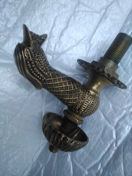 Torneira estilo renascentista, ricamente trabalhada, em latão/bronze