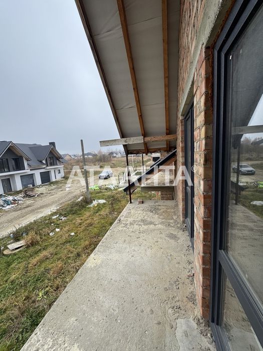 Продається двоповерховий котедж із власною земельною ділянкою!