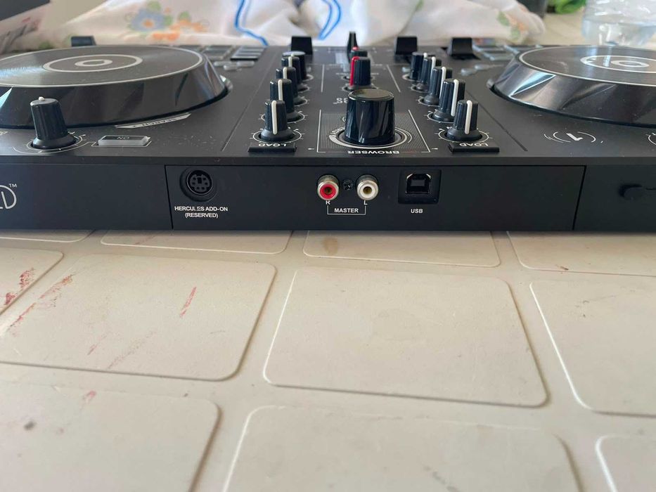 Hercules DJ Control Inpulse 300 (mesa dj)