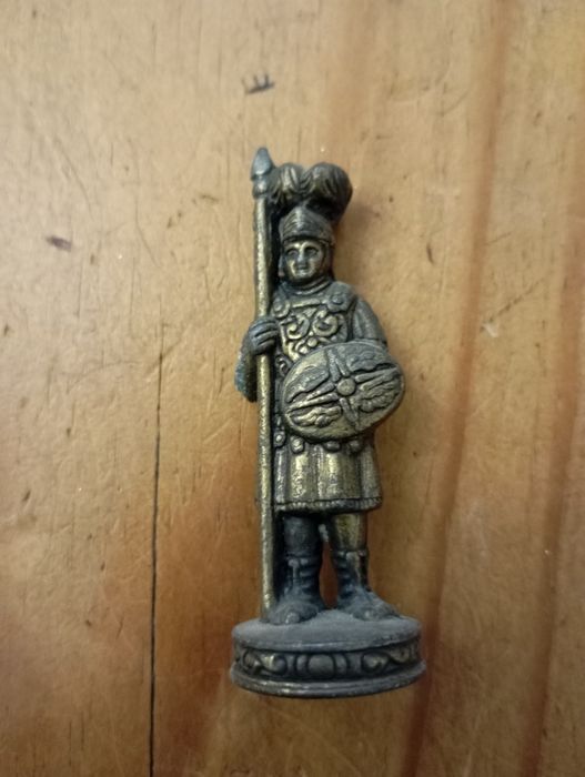 Várias figuras em bronze