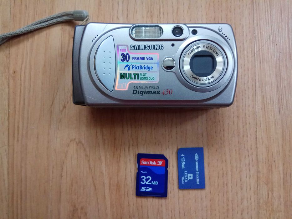 Компактний та зручний цифровий фотоапарат Samsung справний гарний стан