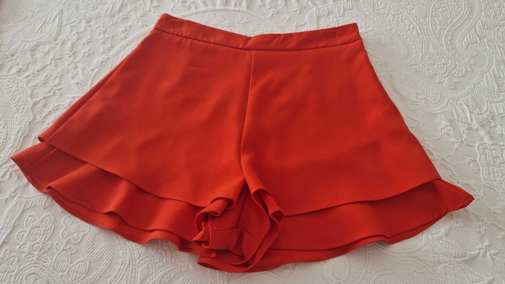 Calção na cor coral, com folhos, fecho lateral