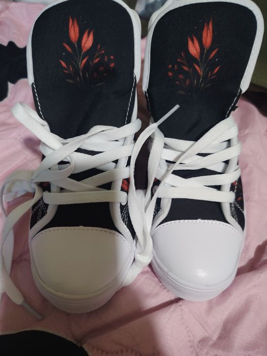 Nowe piękne buty z wilkiem trampki rozmiar 37 wkładka 23.5cm