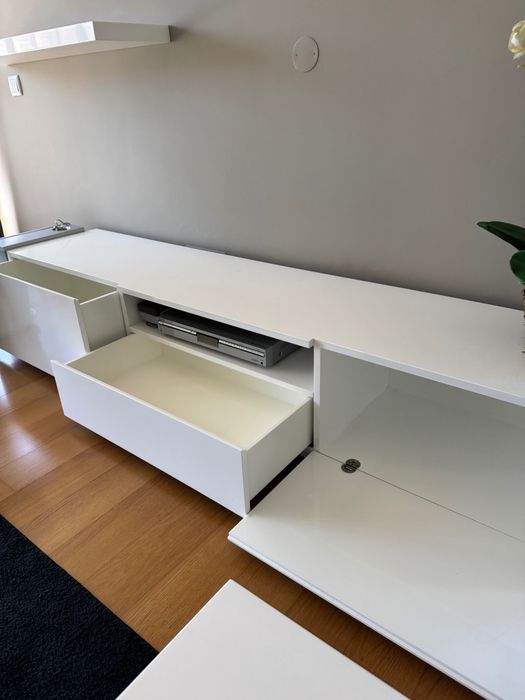 Conjunto de móveis de sala lacados a branco. Preço reduzido!