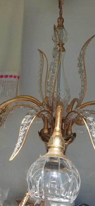 Candeeiro de teto dourado com globos em cristal