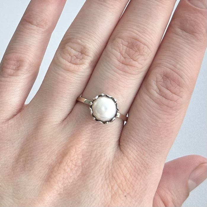 Серебряное кольцо 18.5 с жемчугом и золотом женское классическое