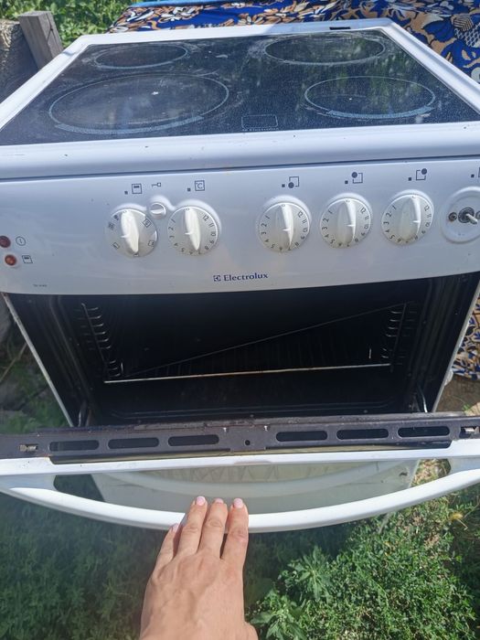 Продам електричну плиту Electrolux