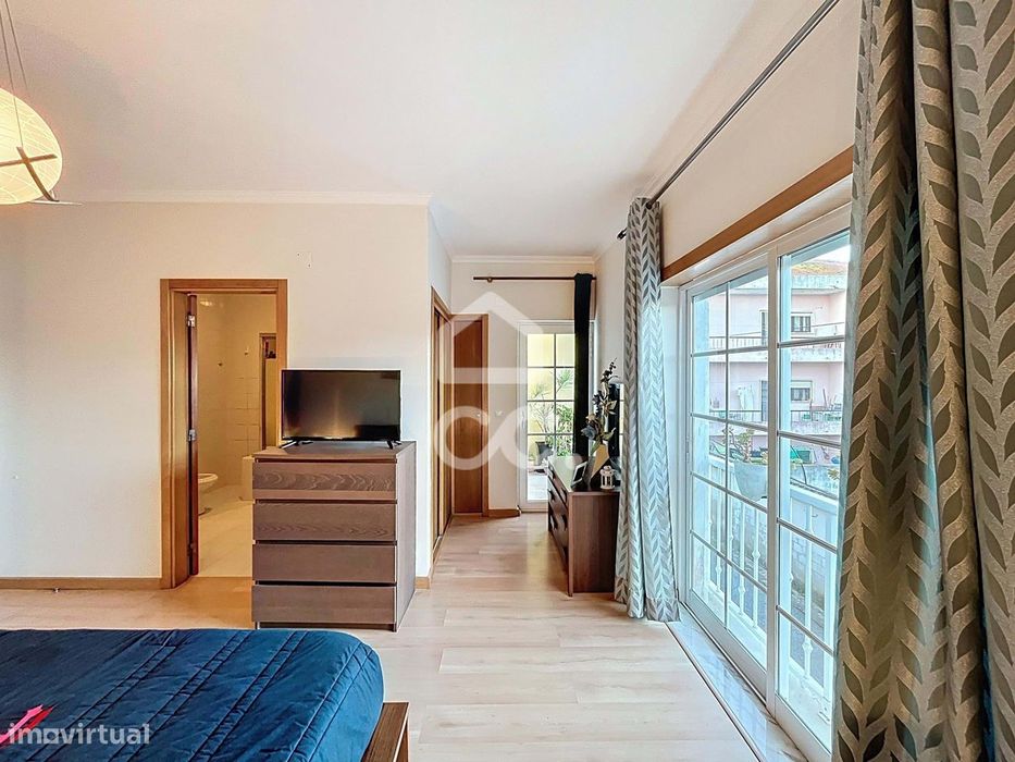 Moradia T4 no Centro do Bombarral com Garagem e Quintal