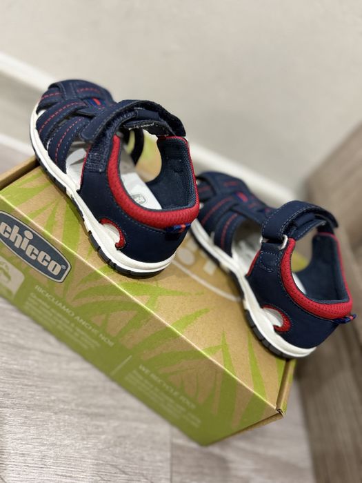 Продам дитячі босоніжки Chicco