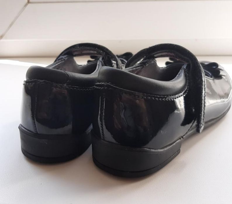 Шкіряні, лаковані туфлі