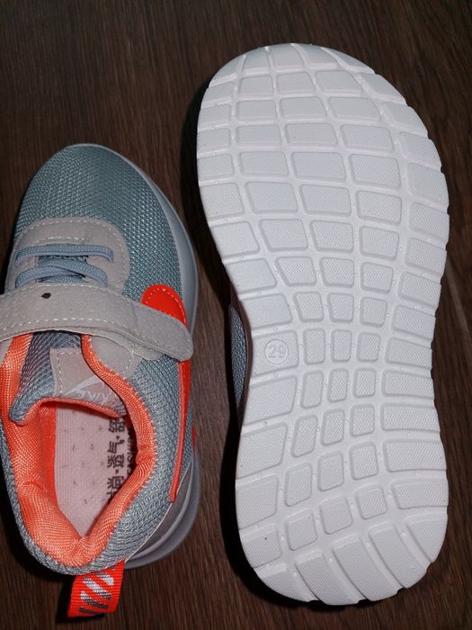 Продам кросівки нові