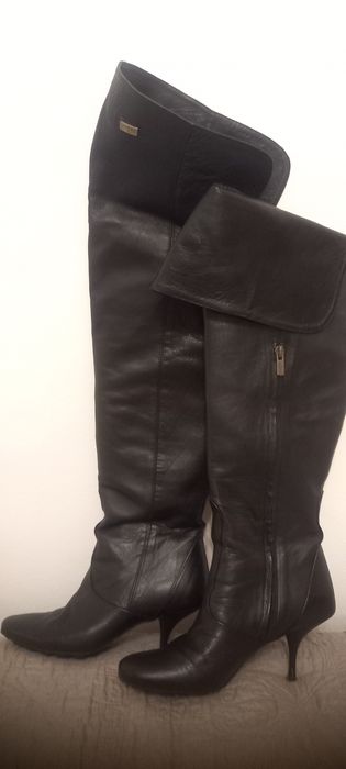 Bota de cano alto em pele