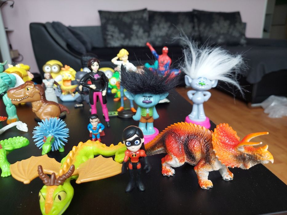 Figurki postacie dinozaury stwory Trole Minionki 35 szt