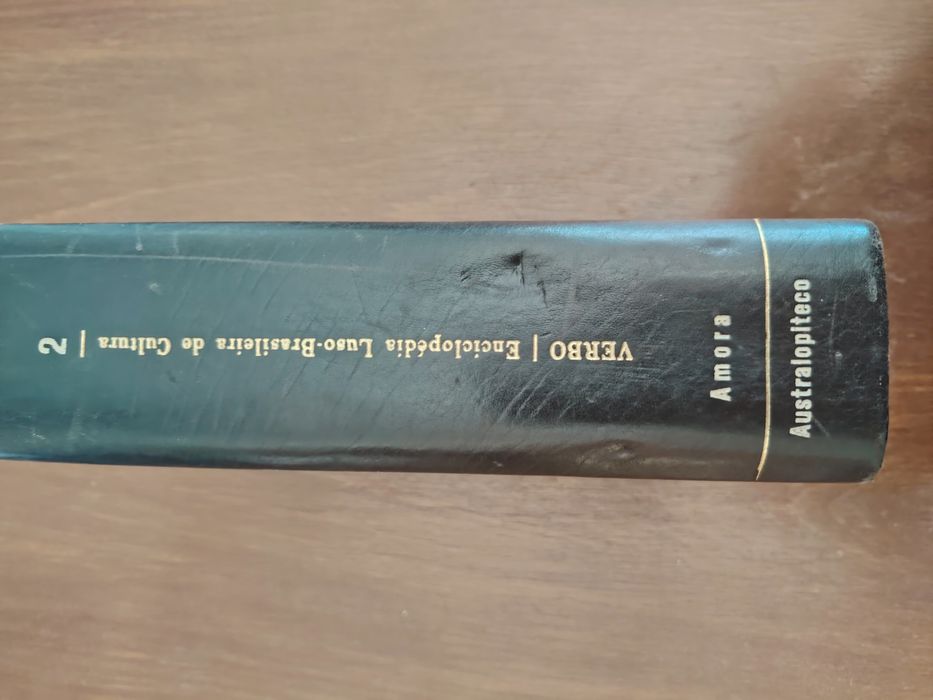 VARIEDADE de livros e enciclopedias