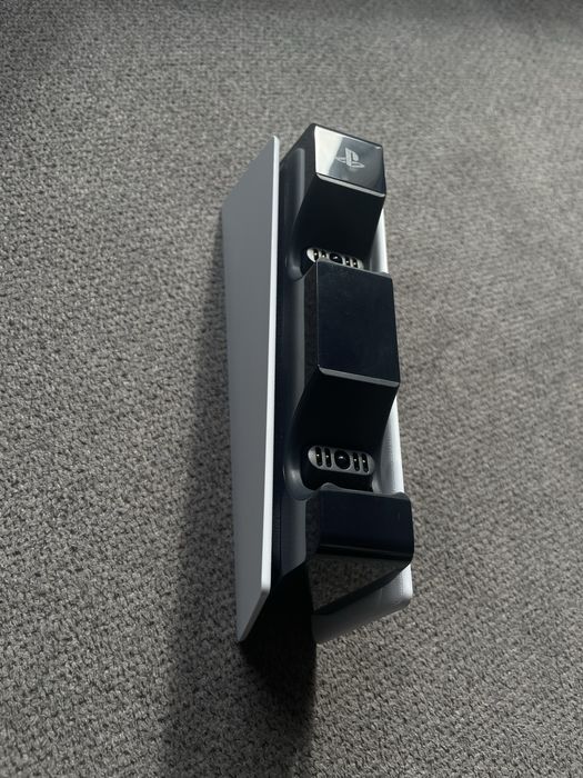 PlayStation 5 Slim Standard 1TB + 2 Comandos + 2 Jogos + Carregador