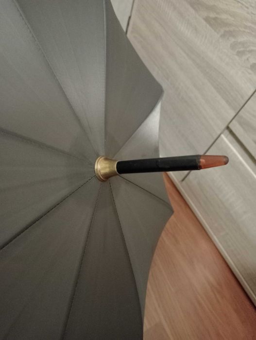 Guarda-chuva cinzento com cabo em madeira