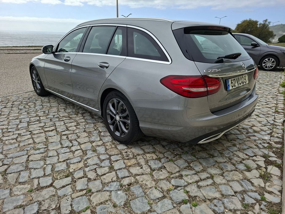 Carrinha Mercedes 220 d, em bom estado.