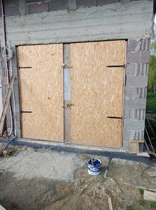 Tymczasowa brama garażowa na budowę 275x250, zawiasy, skoble, OSB