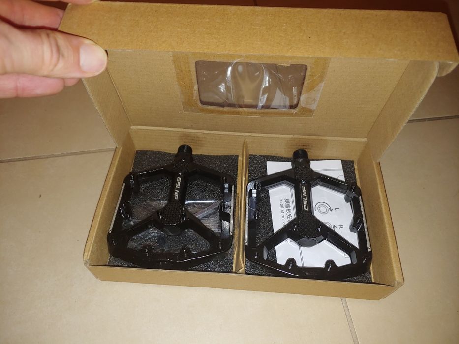 Nowe, zapakowane pedały rowerowe z pinami