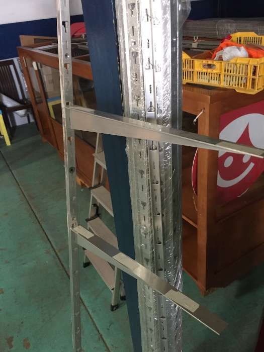 Estrutura para colocar prateleiras de exposição. Ideal para lojas