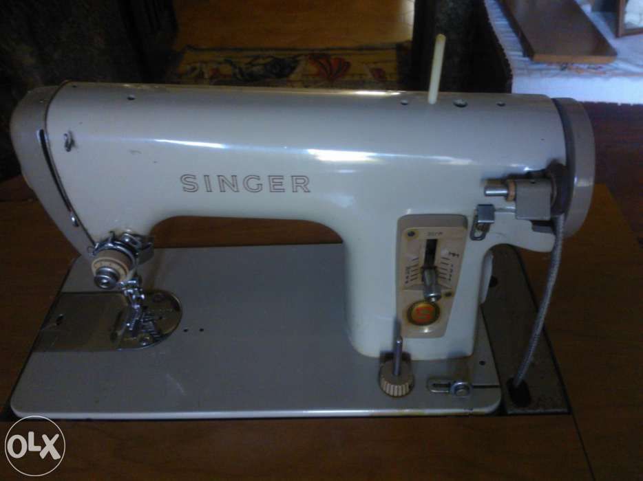 Máquina de costura Singer com mesa integrada