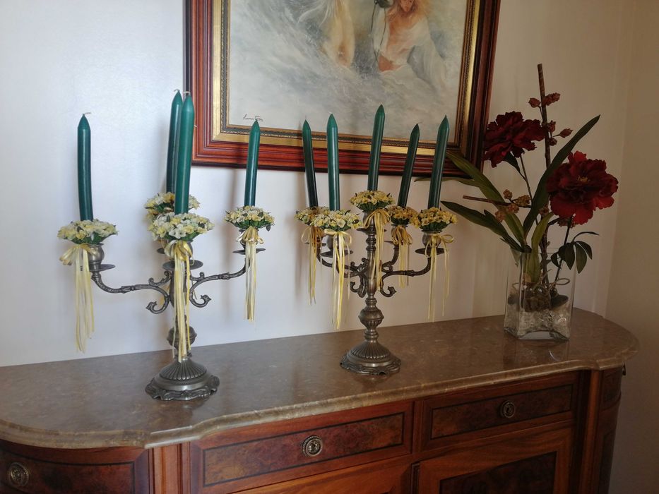 Castiçais de estanho com 5 velas e coroas decorativas