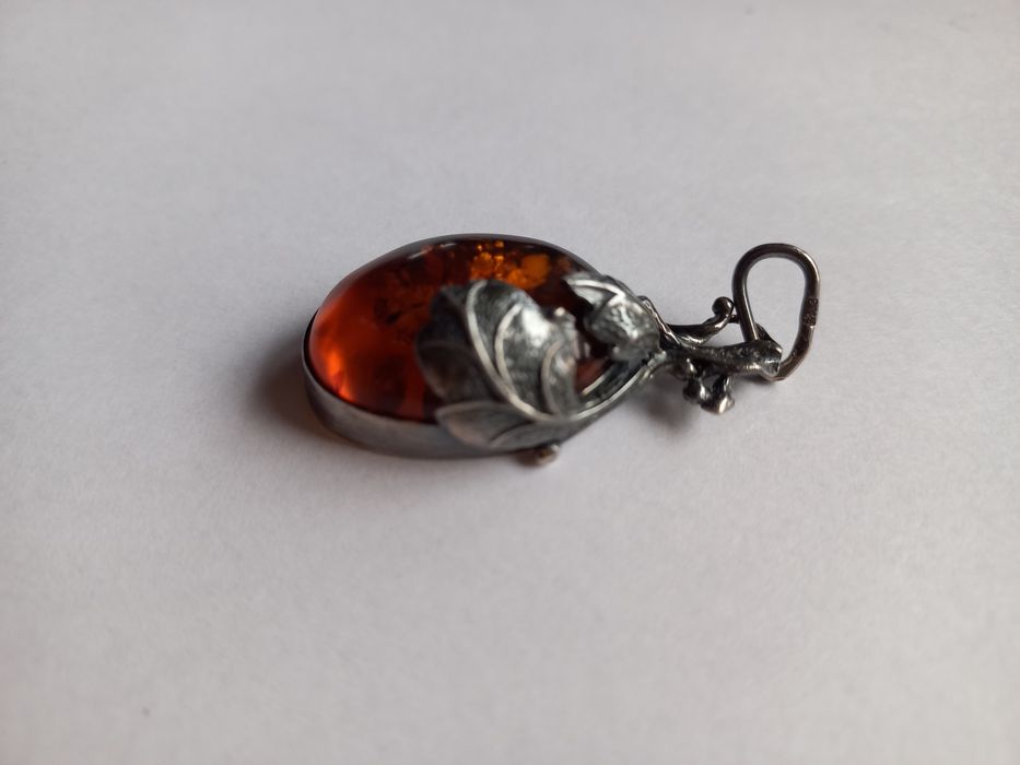 Zawieszka duża srebro oksydowane i naturalny bursztyn