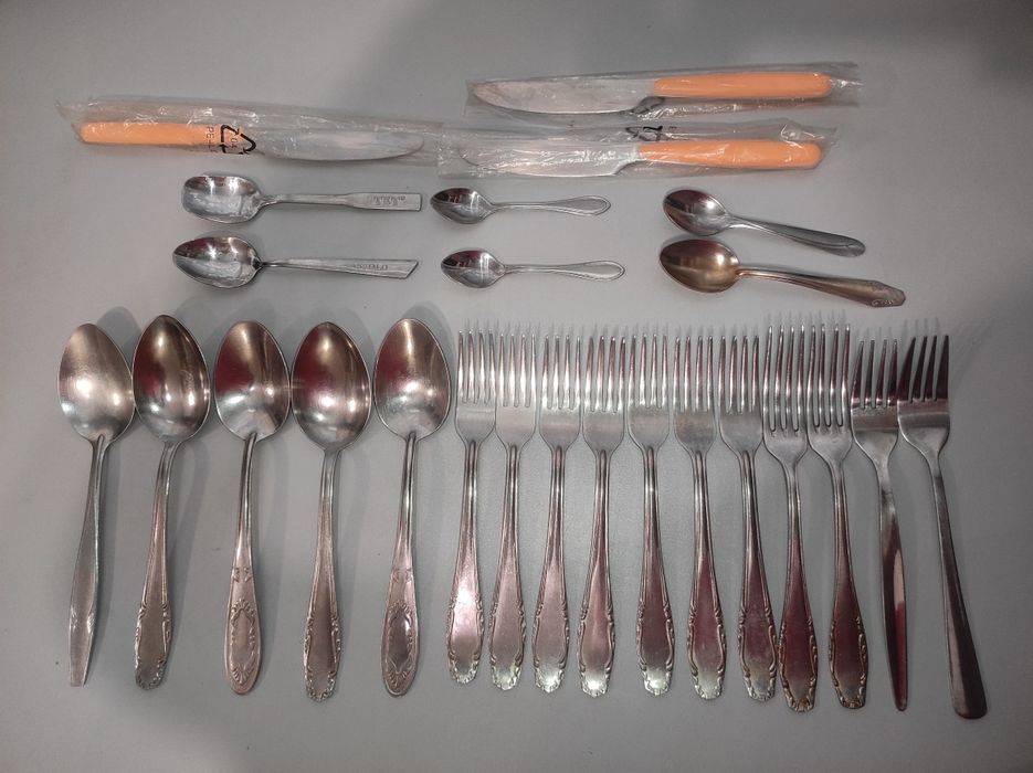 Продам б/у.лот, 5 ложок нерж.11 вилок,6чайних ложок,3 ножі.