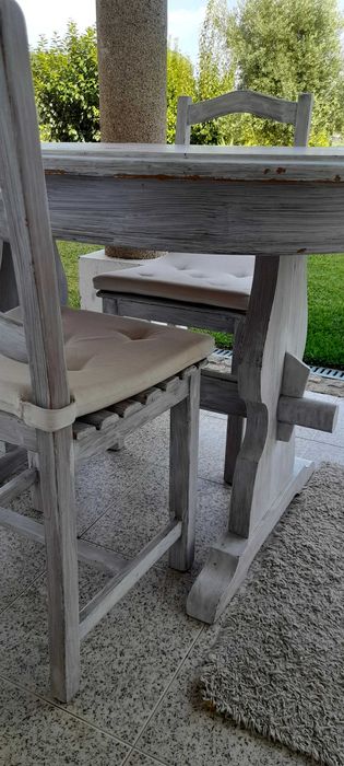 Mesa de madeira com 6 cadeiras