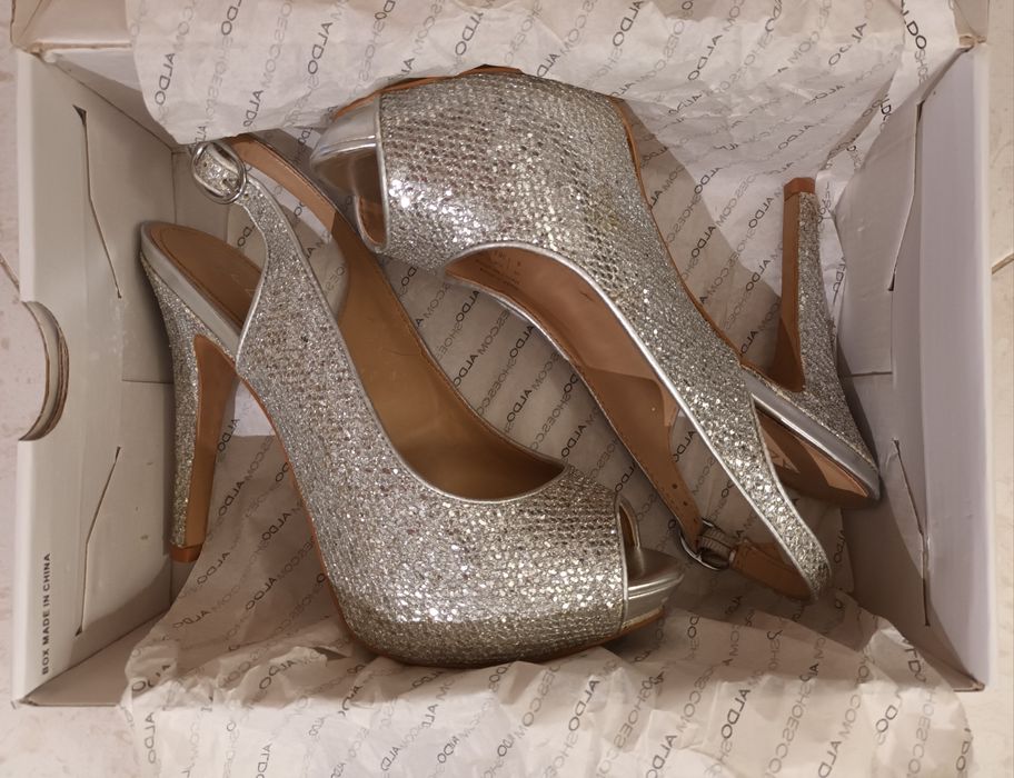 Maravilhosos sapatos de salto alto prateados - Aldo
