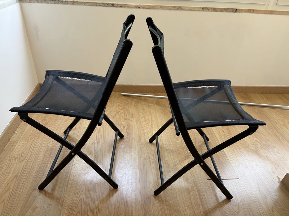 Vendo 2 cadeiras cor preto usadas
