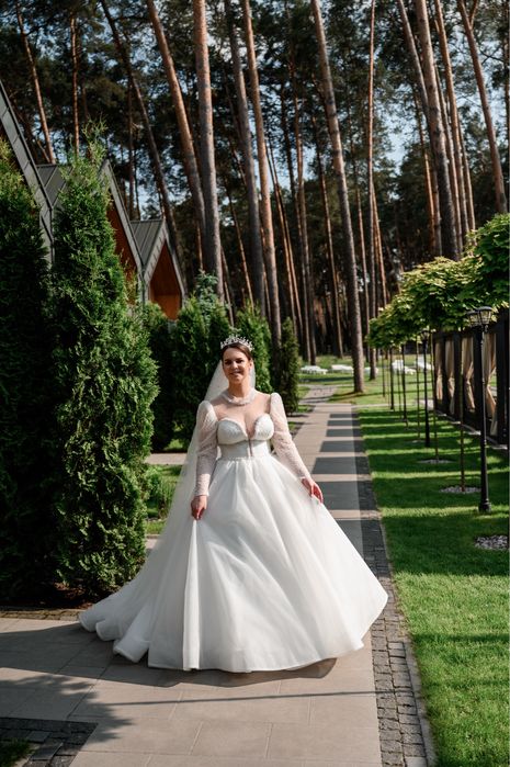 Весільна пишна сукня з шлейфом та блискітками
