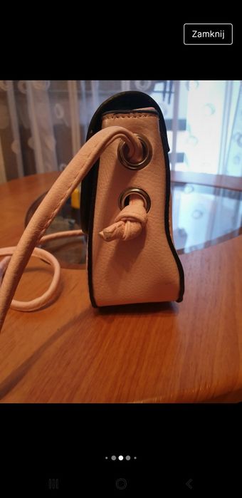 Mała torebka w kolorze pudrowego różu