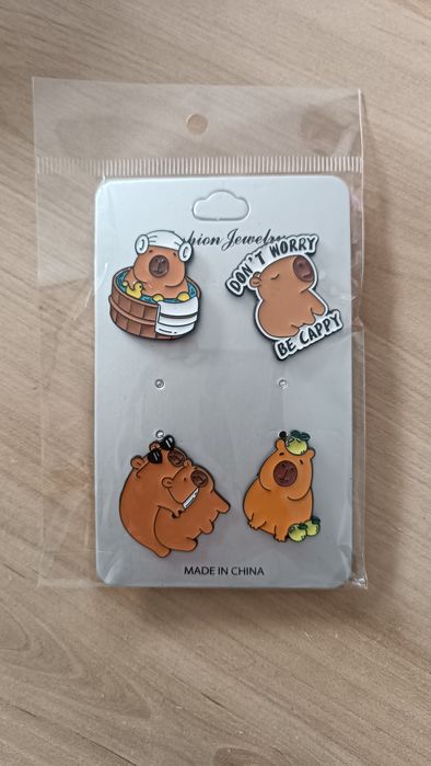 Kapibara zestaw 4 przypinki Cropp do ubrań plecaka