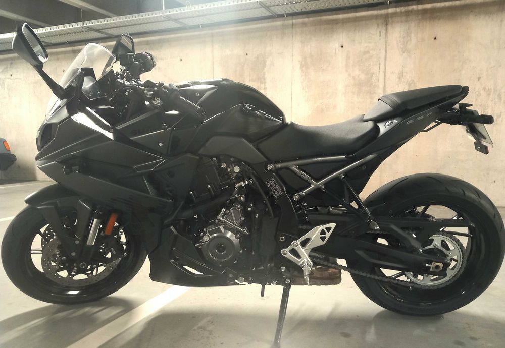 Suzuki gsx 8r como nova