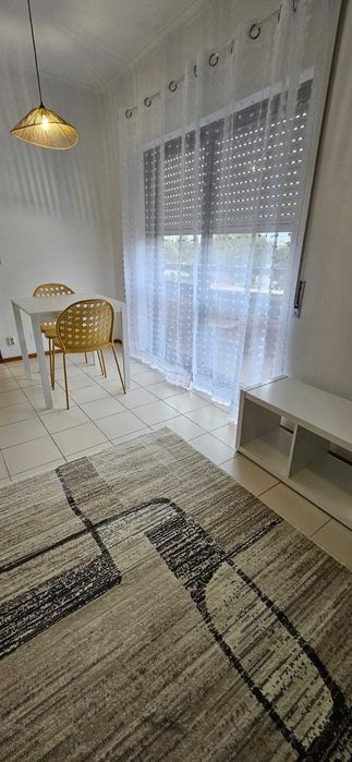 Arrendo T1 mobilado com varanda e garagem