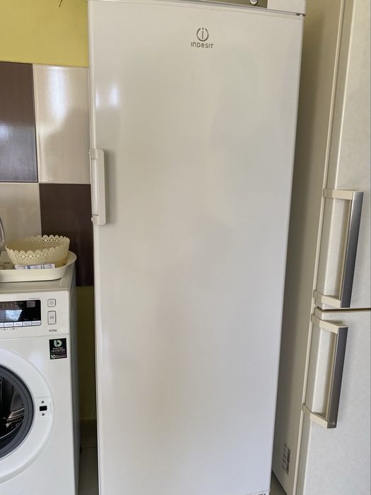 Продам морозильну камеру Indesit