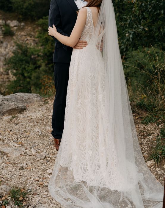 Suknia ślubna koronkowa z trenem IGAR