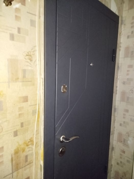 Комунальна квартира в оренду — метро 15 хв, для 1–2 осіб.