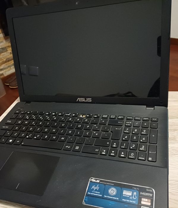Portátil ASUS – i3 / 4GB RAM – Funciona mas com teclas avariadas.