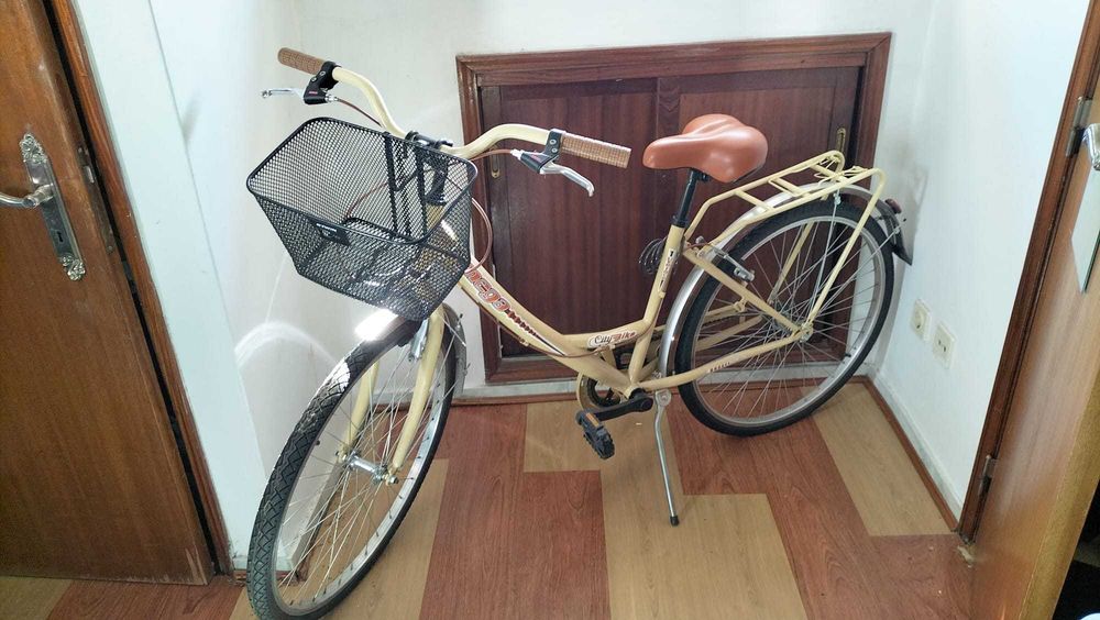 Linda bicicleta retrô em ótimo estado