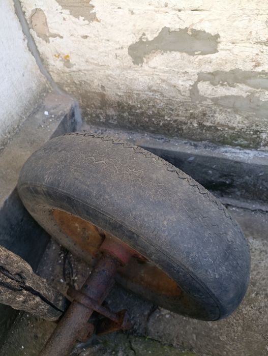 Ось з легкового причепу
